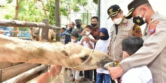 Berbagi Keceriaan, Polantas di Lamongan Ajak Ratusan Anak Yatim Korban Covid-19 Kunjungi Mazoola