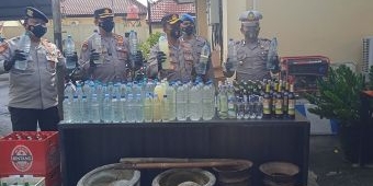 Razia Jelang Nataru, Polres Ngawi Amankan Puluhan Botol Miras