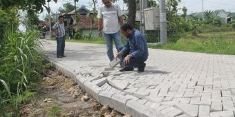 Belum Genap 20 Hari, Jalan Paving di Sumberkepuh Nganjuk Bergelombang