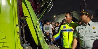 Mesin Tiba-Tiba Mati di Perlintasan Imam Bonjol Blitar: Truk Muat Pasir Dihantam KA Dhoho