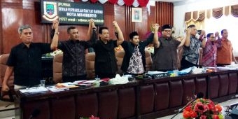 Buka RDP Jilid III, Komisi II Nyanyikan Lagu Iwan Fals, Djunaedi Teteskan Air Mata