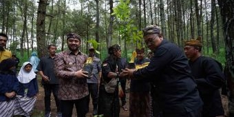 Lestarikan Sumber Air, Pemerintah dan Warga Desa Oro-Oro Ombo Tanam Ratusan Bibit Pohon