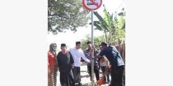Bupati Gresik Pasang Rambu Larangan Kendaraan Besar Melintas di Jalan Betiring-Prambangan