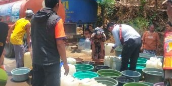 Peringati Hari Santri Nasional 2024, BPBD Jatim Distribusikan Air Bersih ke Gunung Putri Situbondo