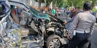 Mobil Hancur, Pengemudi Innova Selamat dari Maut Usai Oleng dan Tabrak Truk di Blitar