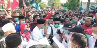 Ribuan Masyarakat Antar Paslon Sugiri Sancoko-Lisdyarita Daftar ke KPU Ponorogo