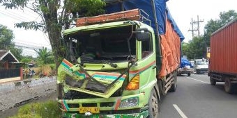 Tronton Hantam Dump Truk di Jombang, Satu Sopir Dilarikan ke Rumah Sakit