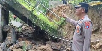 Jembatan Penghubung Antarkecamatan Ambruk akibat Banjir, Pj Bupati Bangkalan Upayakan Hal ini