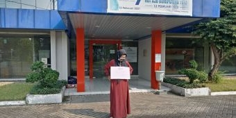Anak Gagal Sekolah, Seorang Ibu di Jombang Gelar Demo di Kantor PT AJB Bumiputera