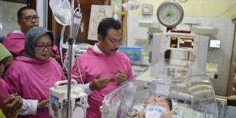 Bayi Berkepala Dua di RSUD Ibnu Sina Gresik Dijenguk Wabup