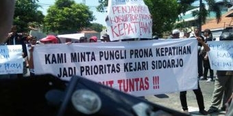 Puluhan Warga Desa Kepatihan Datangi Kejari Sidoarjo Menanyakan Kasus Dugaan Pungli Prona