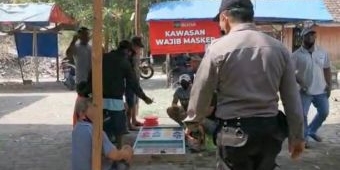 Razia Masker, Petugas Gabungan di Blitar Malah Pergoki Warga Main Judi