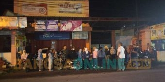 Tertipu Ratusan Juta, Puluhan Korban Aplikasi Smart Wallet di Jombang Geruduk Rumah Anggota Dewan