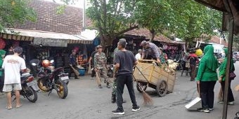 Jelang HUT TNI ke-80, Koramil 0809/02 Pesantren bersama Lembaga Lintas Sektor Bersihkan Pasar Pahing