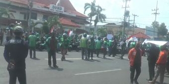 Ratusan Ojol Geruduk DPRD Kota Pasuruan Buntut Motor Rusak Usai Beli Pertalite