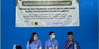 Mahasiswa PPG Prajabatan Pendidikan Ekonomi UM Sosialisasi Literasi Keuangan bagi PKK Desa Permanu