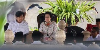 Doakan Bangsa dan Perdamaian Dunia, Megawati Ziarah ke Makam Bung Karno di Blitar