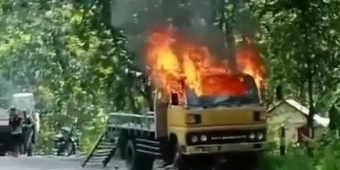 Truk Muat Combine Terbakar di Raya Lamongan-Babat, Kerugian Ditaksir Rp 40 Juta