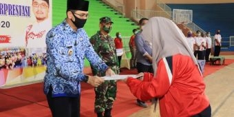 ​Beri Motivasi, Plt Wali Kota Pasuruan Serahkan Uang Pembinaan ke Atlet dan Pelatih 