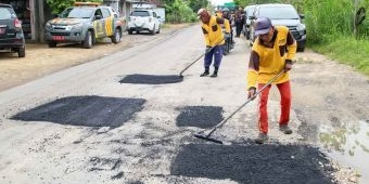 Jelang Mudik Lebaran 2023, Pemkab Lamongan Tambal Jalan Berlubang