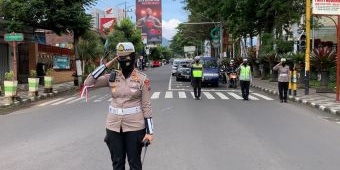 Berhenti Sejenak, Pengguna Jalan di Kota Batu Heningkan Cipta Peringati Hari Pahlawan