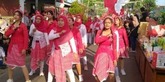 Jalan Kreasi Meriahkan HUT ke-80 RI di Bawah Bendera Merah Putih Terpanjang di Dandangan