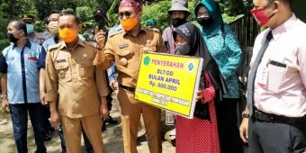 Bupati Pamekasan Blusukan ke Rumah Warga, Serahkan Langsung BLT di Dua Desa