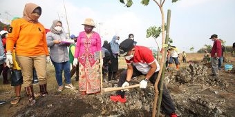 Tekan Global Warming, Cak Ji Pimpin Penanaman Pohon Kemiri Sunan di Green Belt TPA Benowo