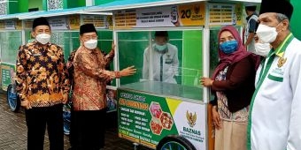 Bantu Pelaku UMKM Bangkit, Baznas Sumenep Serahkan 8 Bantuan Rombong