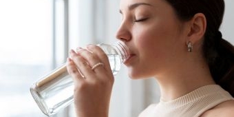 Simak Takaran Air Minum per Hari yang Tepat Berdasarkan Usia