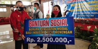 Serahkan Bantuan Modal Kepada 989 IKM, Bupati Novi: IKM Harus Berinovasi, Jangan Tunggu Bola