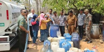 Bersama SIG, PWI Tuban Salurkan Air Bersih bagi Warga Terdampak Kekeringan