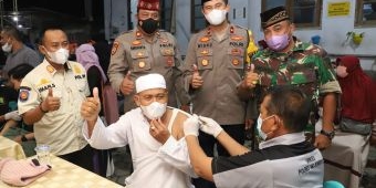 Jemaah Masjid Baitul Manshur Sambut Antusias Vaksinasi Malam Hari yang Digelar Polres Mojokerto