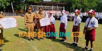Apel Bersama 10.258 Siswa Berprestasi, Bupati Nganjuk Serahkan Uang Pembinaan sebagai Apresiasi