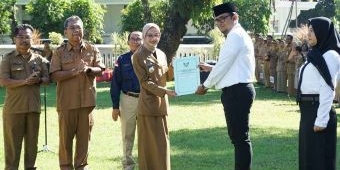 Proses Pengadaan CASN 2024 Tuntas, Wali Kota Kediri Raih Penghargaan dan Serahkan SK CPNS dan PPPK