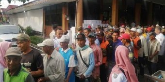 Ramadhan 2023, Bupati Situbondo Beri Ribuan Bingkisan Sembako untuk Tukang Becak