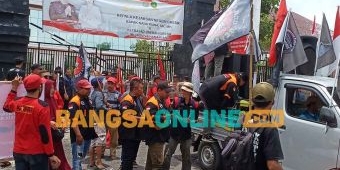 Tuntut Penyelesaian Kasus Hibah UMKM Rp19 Miliar, Gepal Demo Kejari Gresik