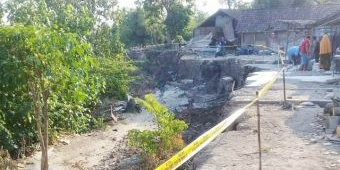 Bantaran Sungai Bengawan Solo di Lamongan Longsor