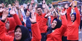 Kampanyekan Olah Raga, Plt. Wali Kota Pasuruan Semangat Senam Bareng Perwosi