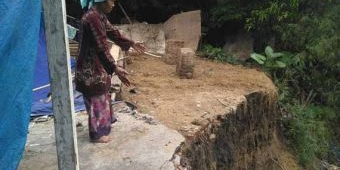 Penanganan Tanggul Lambat, Rumah Janda Tua di Singgahan Kembali Terkena Longsor