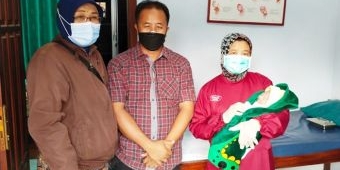 Bayi Cantik Dibungkus Daun Pisang Ditemukan di Kebun Blitar, Langsung Diadopsi Warga Kota