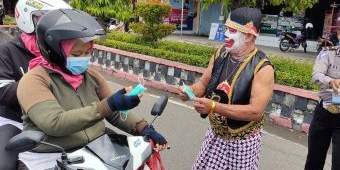 Ops Zebra Semeru di Ngawi, Wayang Orang Ajak Pengguna Jalan Tertib Berlalu Lintas dan Patuh 5M