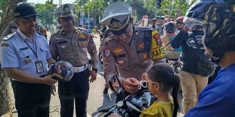 Operasi Patuh Semeru 2025: Satlantas Polres Jombang Bagikan Helm dan Edukasi Pengendara Tertib