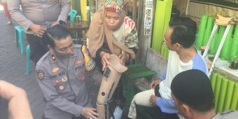 Polsek Simokerto dan Komunitas Brompton Sumbang Kaki Palsu untuk Warga Difabel Peduli Kamtibmas