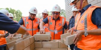 SIG Kirim 36.000 Bata Interlock Presisi untuk Pembangunan Huntap di Kampung Talang Padang