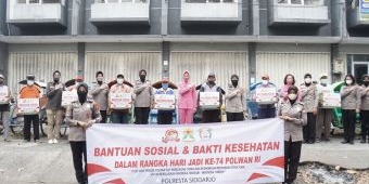 Polwan Sidoarjo Blusukan Bagikan Sembako dan Gelar Vaksinasi di Desa Pesisir