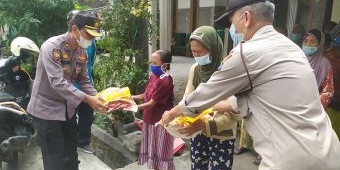 Jumat Berkah, Polisi di Jombang Berikan Bantuan kepada Warga Kurang Mampu dan Lansia di Masa Pandemi