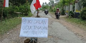 10 Tahun Dibiarkan Rusak, Jalan Desa di Blitar Ini Ditanami Pohon Pisang