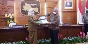 Gubernur Khofifah jadi Orang Pertama di Jatim yang Terima Tujuh Pecahan Uang Baru