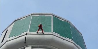 Damkar Kota Pasuruan Evakuasi Drone yang Tersangkut di Menara Air Tua Kawasan Alun-Alun